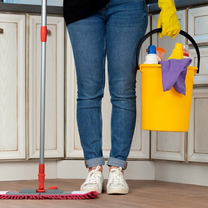 mujer_productos_limpieza
